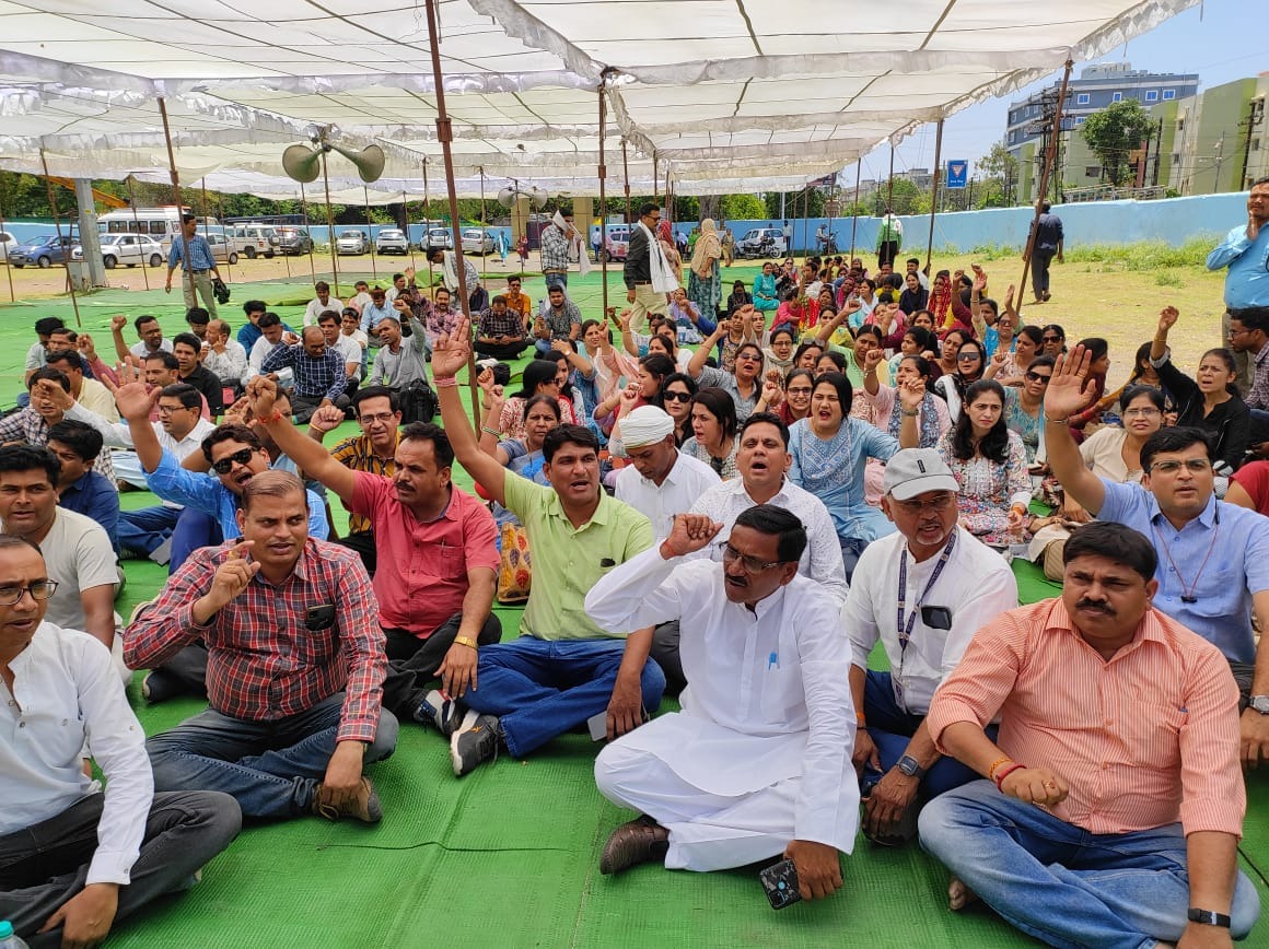 Health workers protest at Tulsi Nagar Ambedkar Maidan.