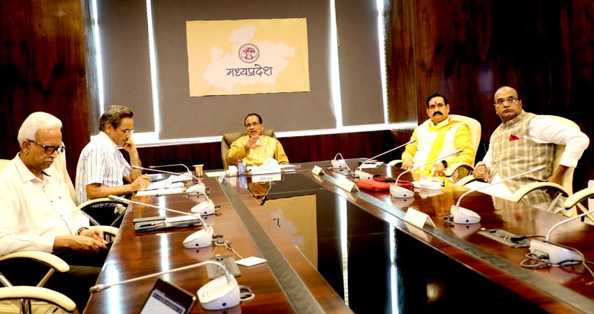 CM Shri Chouhan reviews Covid-19 control measures of districts in Rewa division