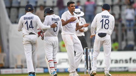 India close in on big win after reducing New Zealand to 140/5