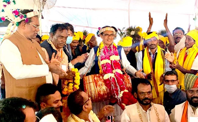 Madhya Pradesh: CM Chouhan, wife put on traditional attire, dance with tribals