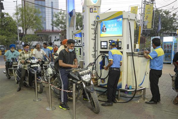 Maharashtra cuts VAT on petrol and diesel