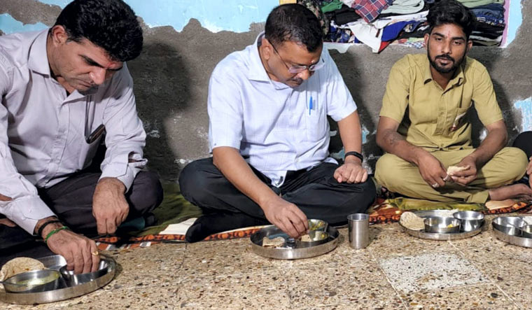 Kejriwal keeps his word, dines at auto driver's home in Gujarat