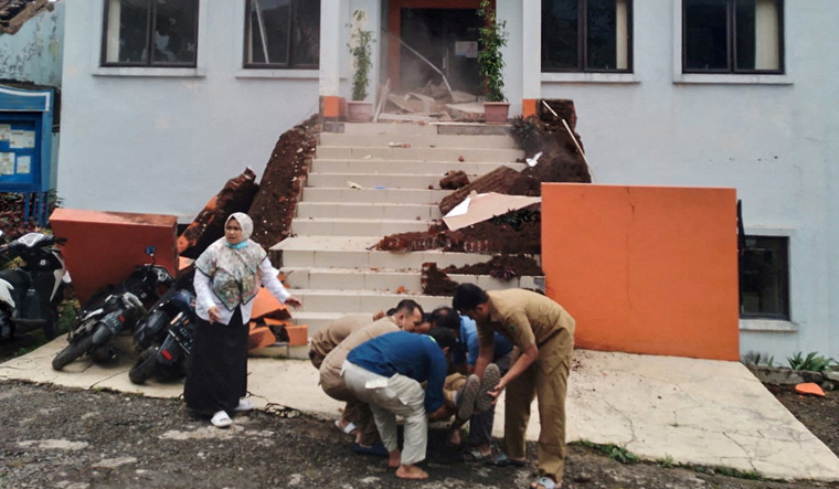Search effort intensifies after Indonesia quake toll rises to 271