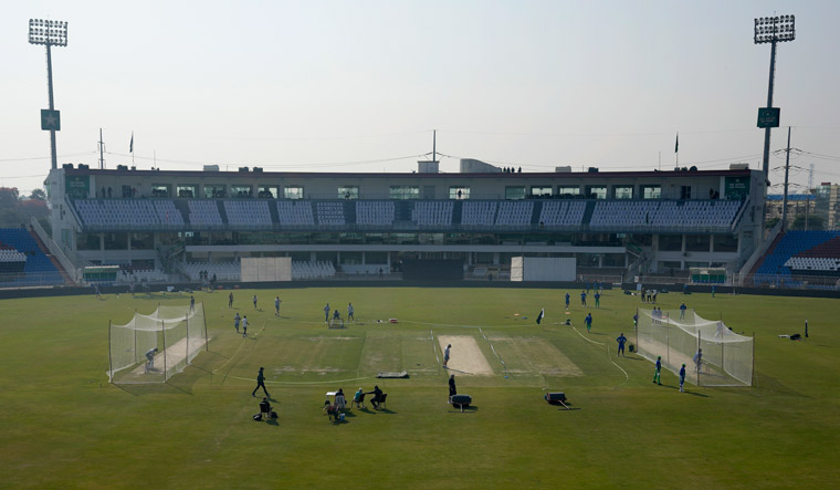 Pakistan-England test to proceed despite visitors' illness