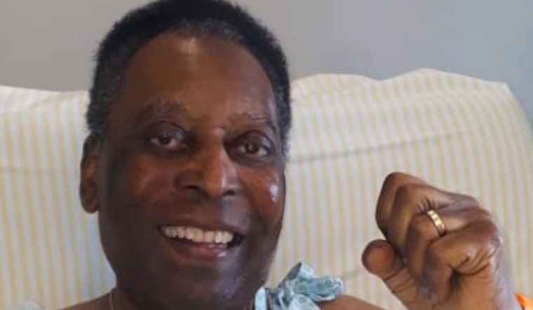 Hospitalised Pele thanks fans during fight against cancer