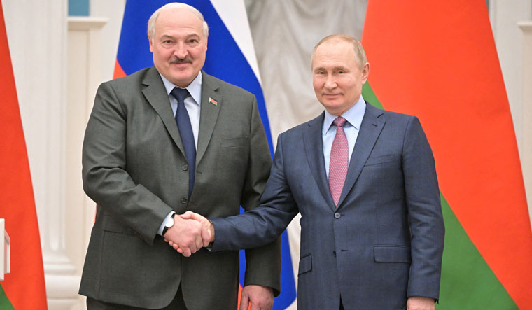 Putin flies to Minsk to meet Lukashenko amid fears that Belarus could join offensive