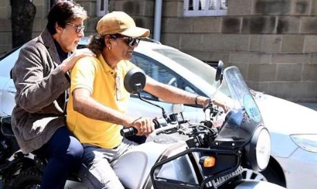 Amitabh Bachchan gets stuck in traffic, takes lift from fan on bike to reach shoot on time