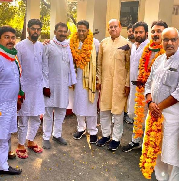 Former Congress minister Subhash Chopra was welcomed on the arrival of Sironj for a short stay.