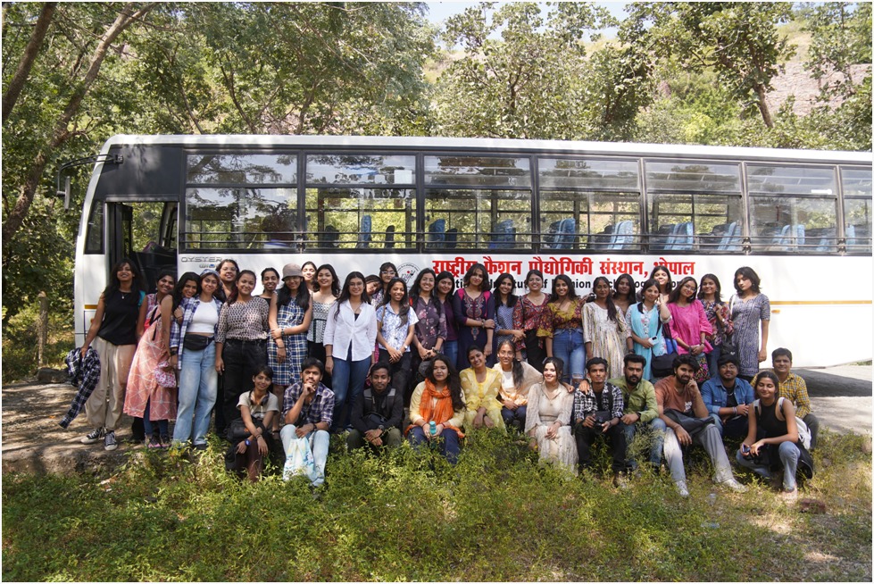 NIFT students arrive at Raisen Fort for photography practical