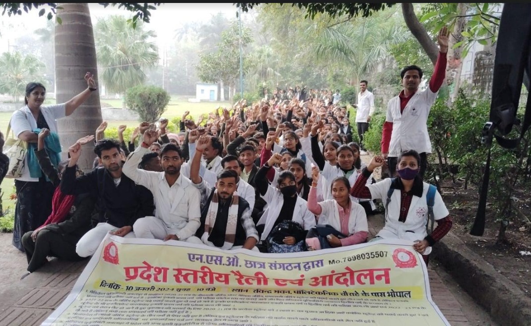 Medical students demonstrated at Shahjahani Park in Bhopal to press for their demands.